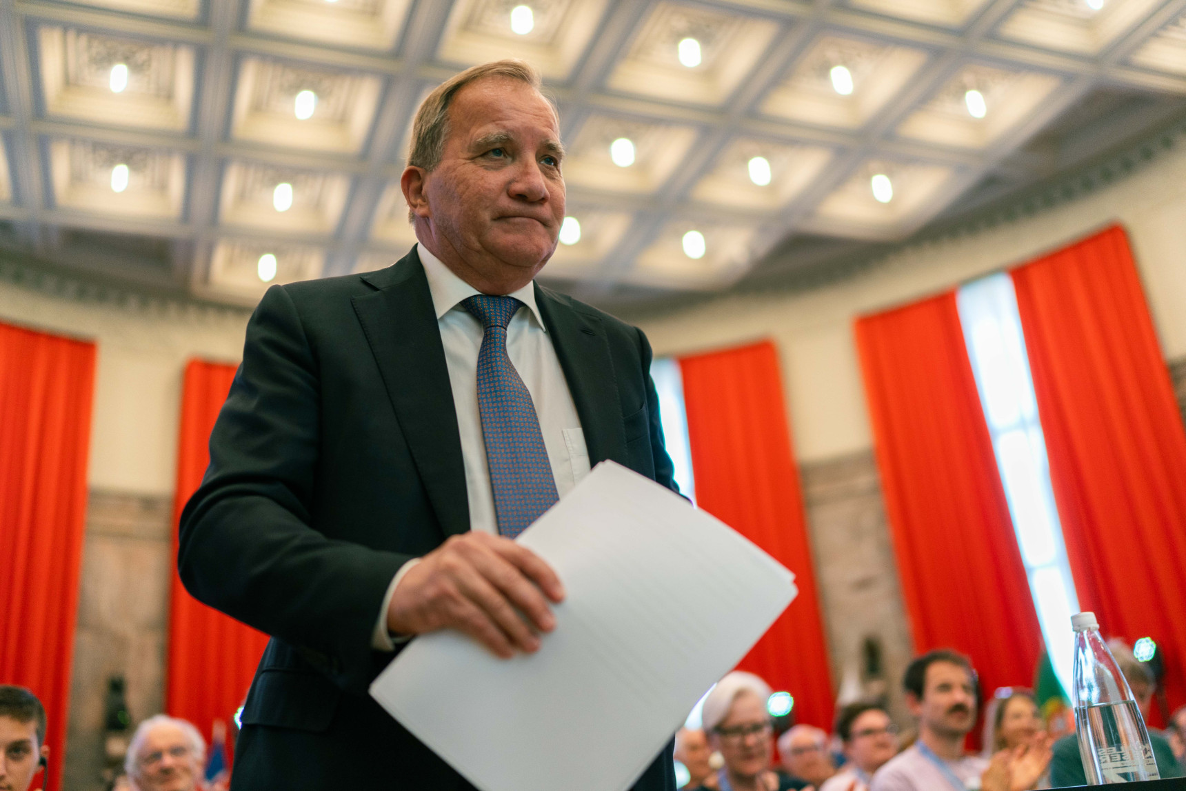 Der Vorsitzende des Friedensforschungsinstituts SIPRI und ehemalige Ministerpräsident Schwedens, Stefan Löfven, schreitet zum Rednerpult.